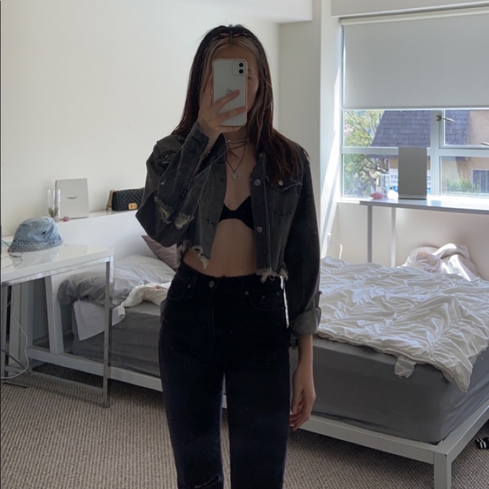 ✨Distressed & Cropped Gray Denim Jacket✨